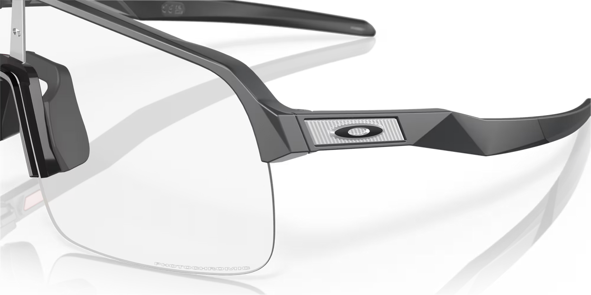Glasögon OAKLEY SUTRO LITE Matt Carbon Glas Clear Photochromic - O9463-4539