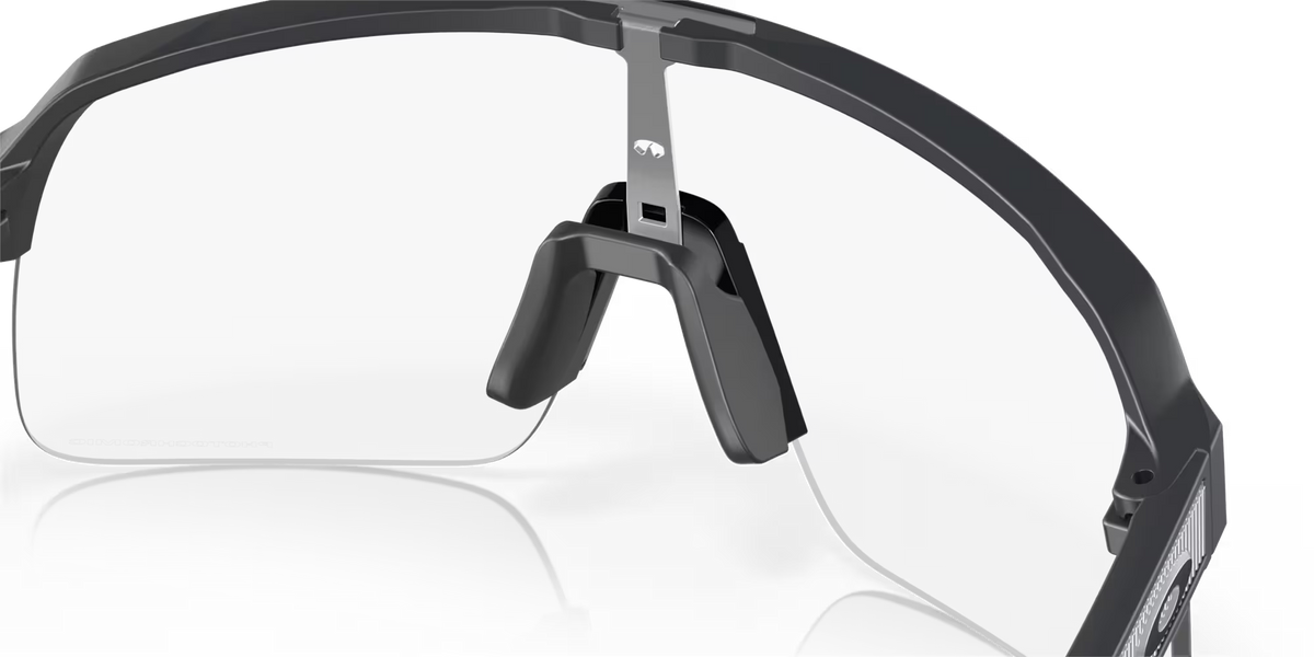 Glasögon OAKLEY SUTRO LITE Matt Carbon Glas Clear Photochromic - O9463-4539