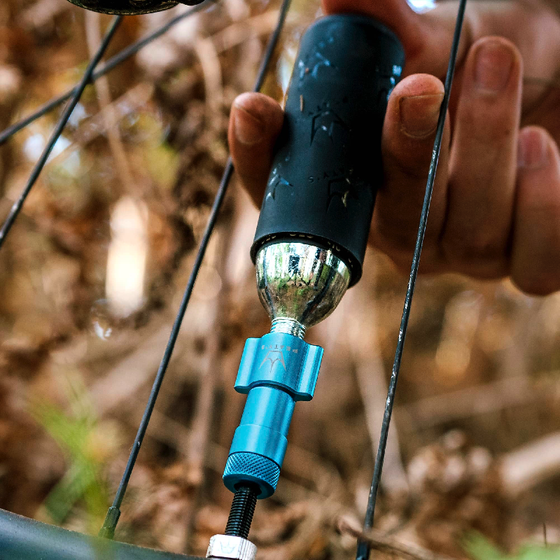 PEATY'S HOLESHOT MTB CO2 Inflator + 2 Threaded CO2 Cartridges 25 g Silver