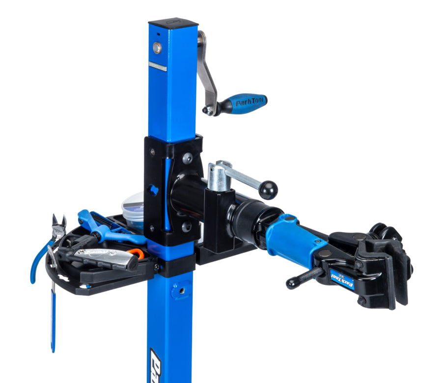 Park Tool 104-30 met gereedschap, gemonteerd op een PRS-30-werkstandaard