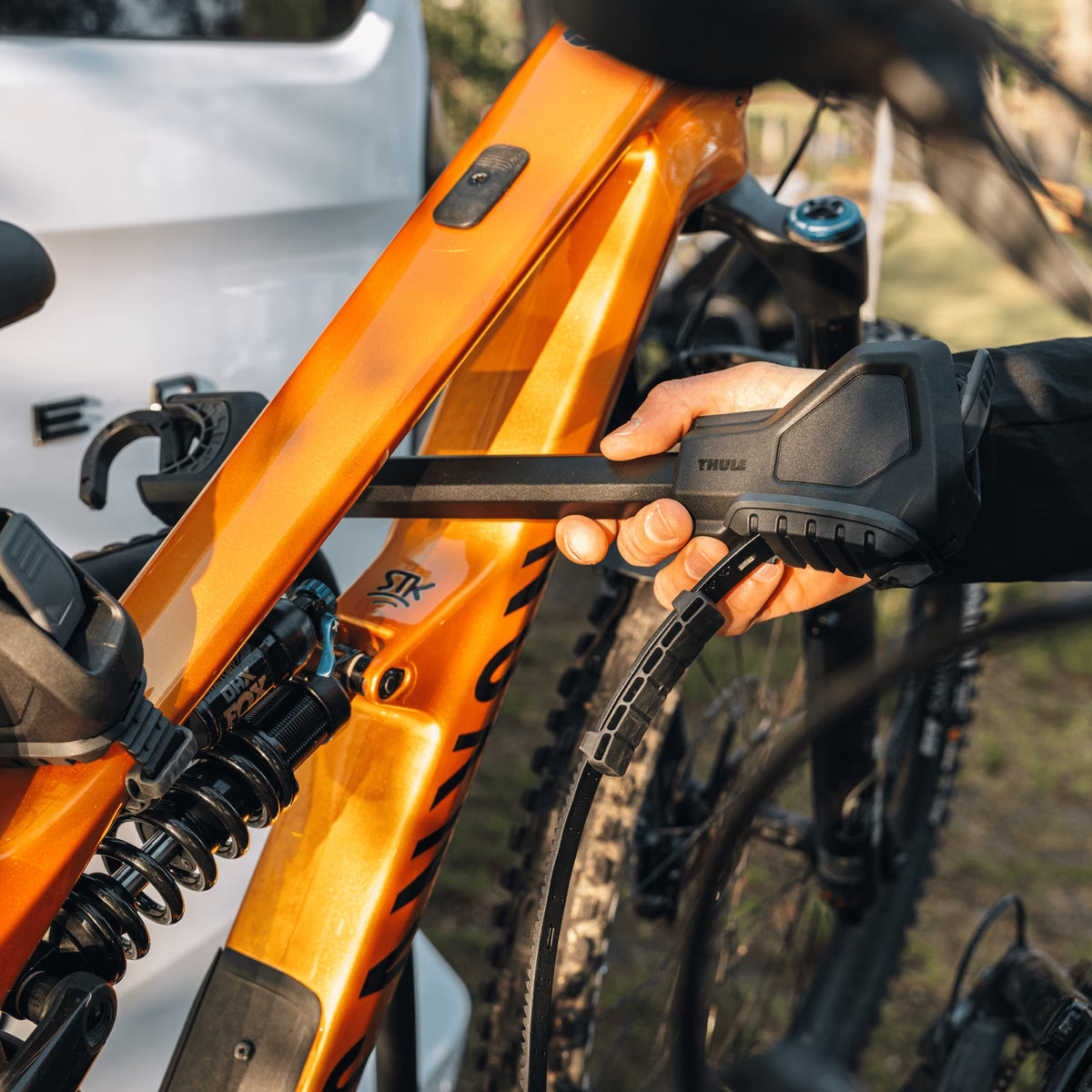 THULE VELOSPACE 3 2 -pyöräteline vetokoukkuun – 2 pyörää