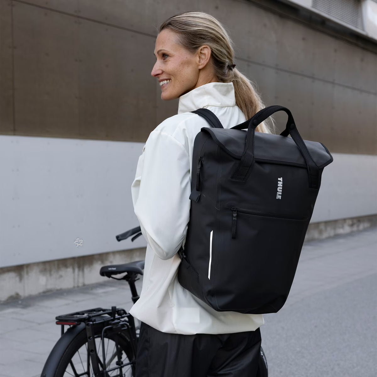 Pakethållarväska / Ryggsäck THULE SHIELD Inlock 23 L Svart