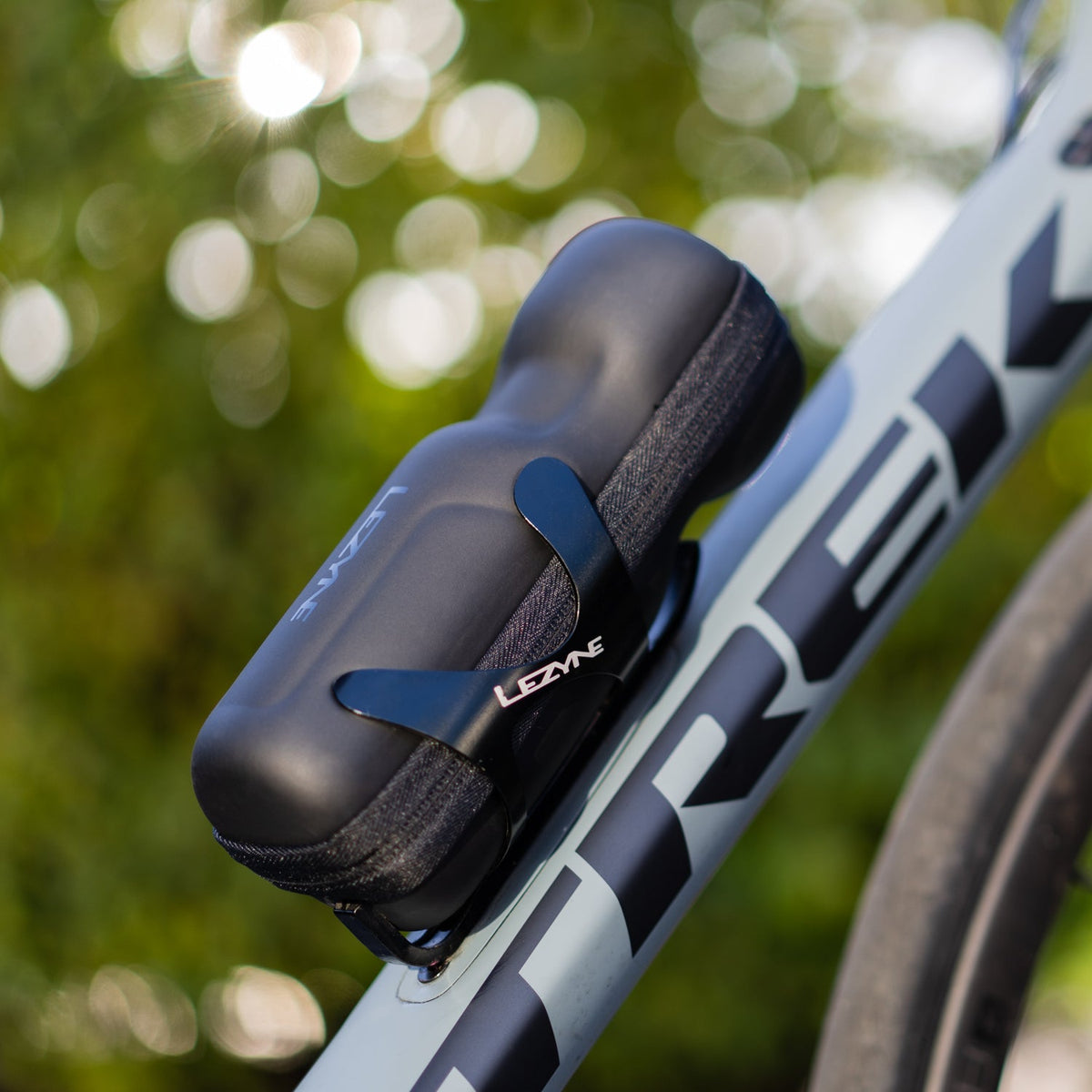 Juoda LEZYNE FLOW CADDY PRO įrankių gertuvė