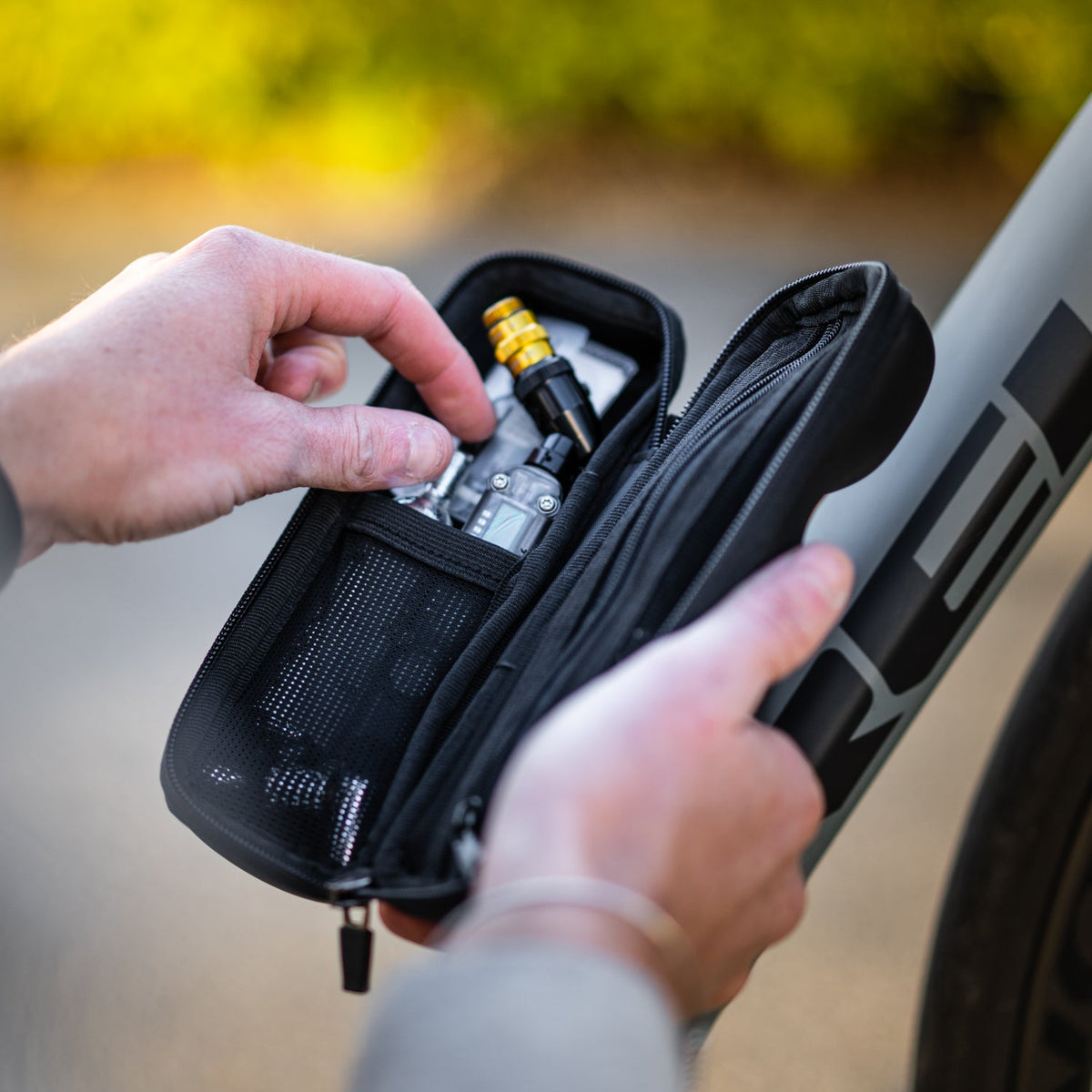Juoda LEZYNE FLOW CADDY PRO įrankių gertuvė