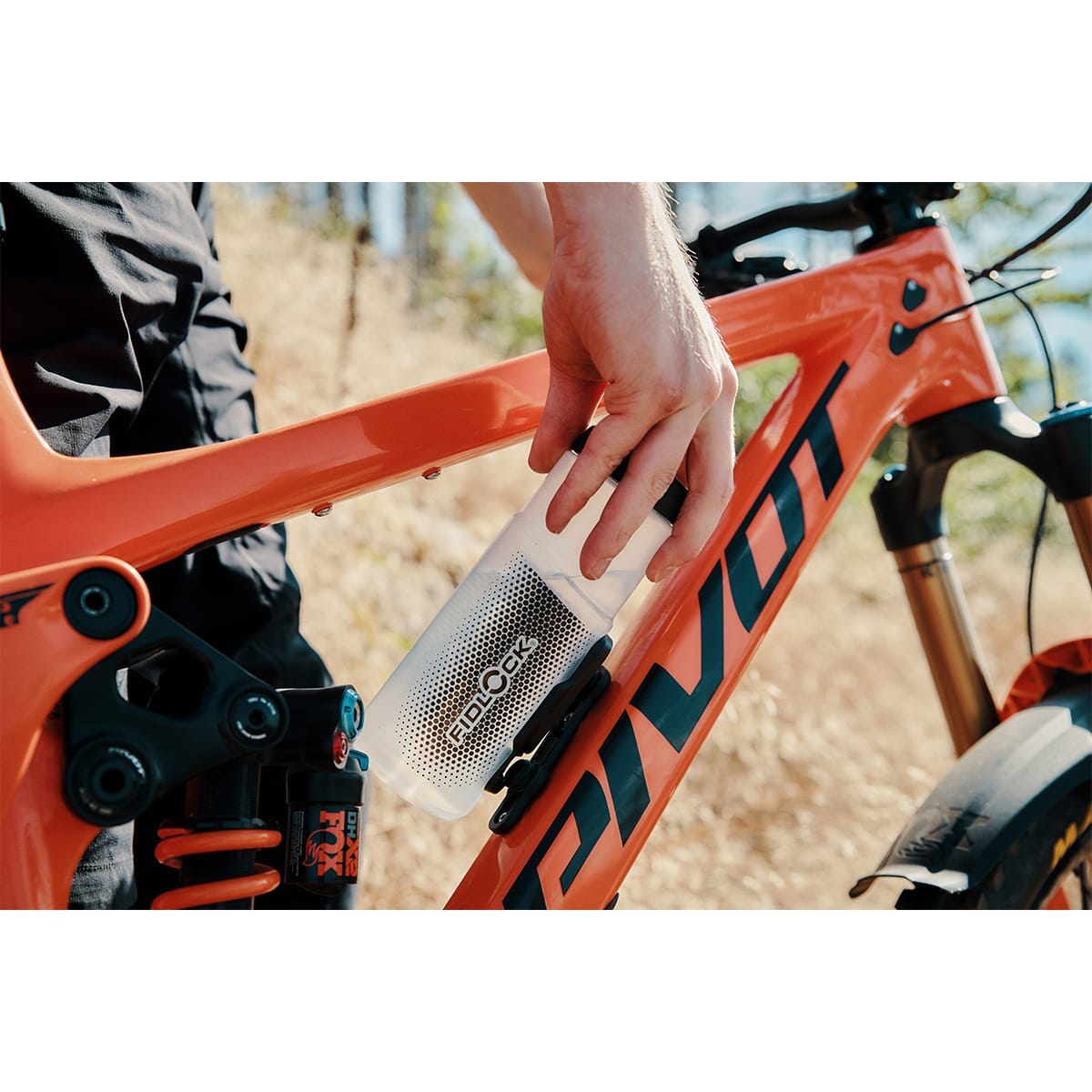 FIDLOCK TWIST Transparent Bottle and Bottle Cage Kit