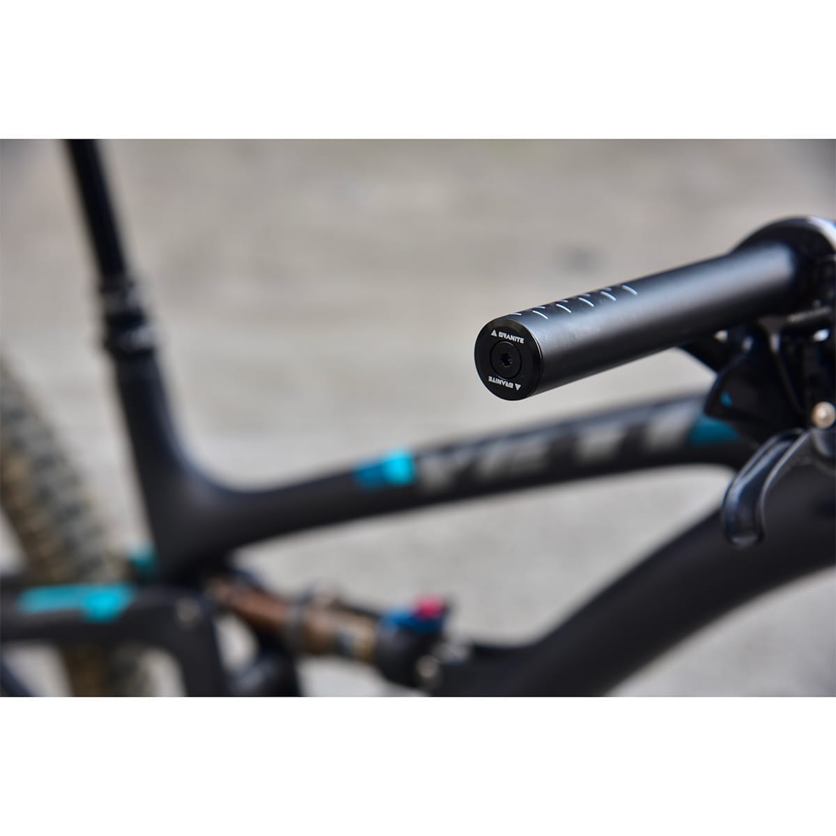 Integreret Tubeless Reparationssæt til Styr GRANITE DESIGN CNC + 4 Dorne
