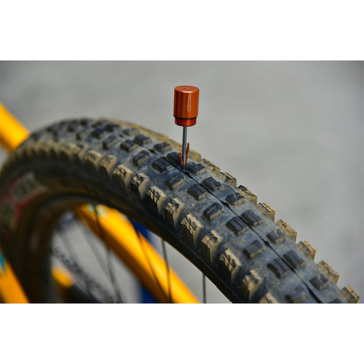 Integreret Tubeless Reparationssæt til Styr GRANITE DESIGN CNC + 4 Dorne