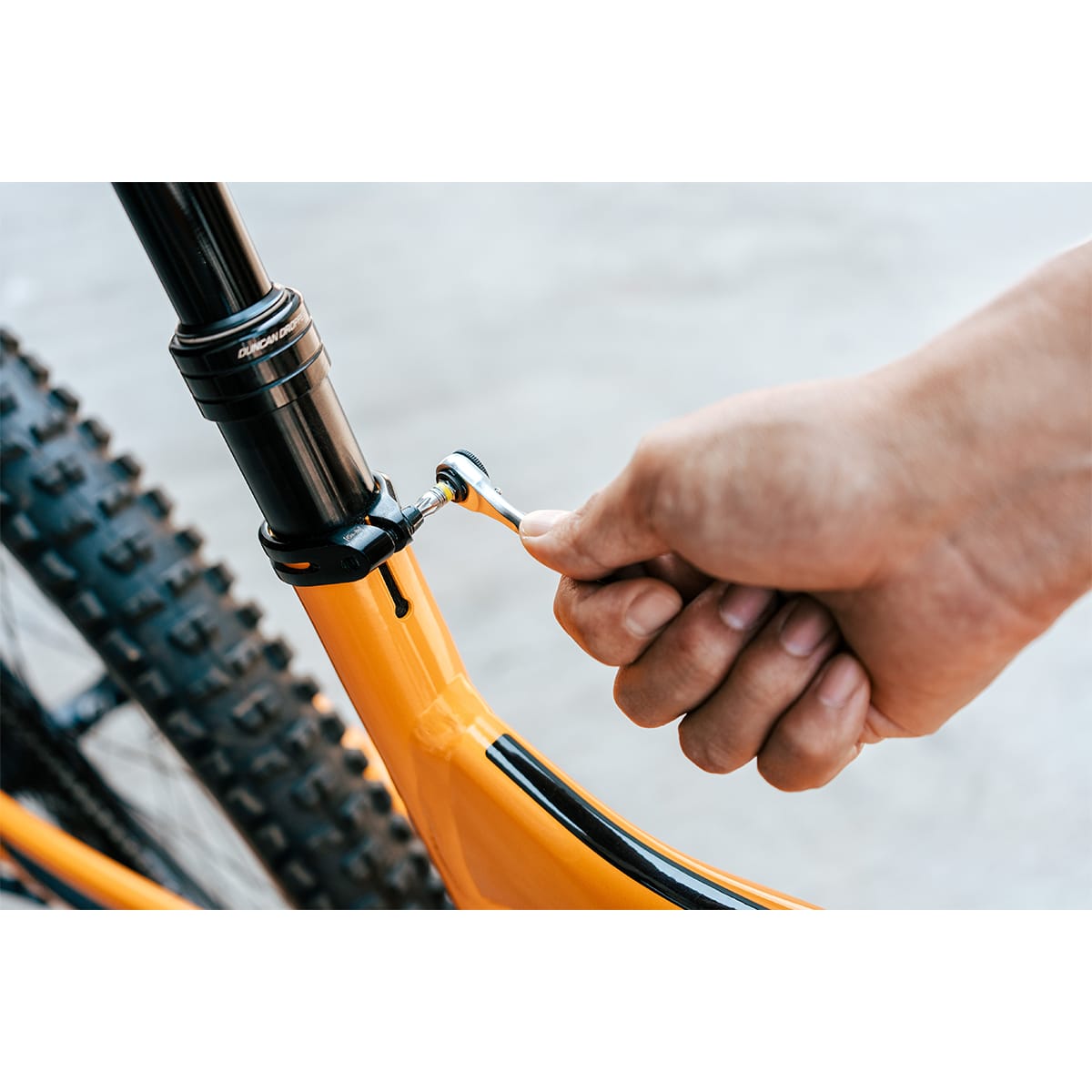 GRANITE DESIGN STASH RT 42 mm Tapered Fork Steerer Integrated Multi-Tool (10 Tools) Black