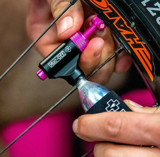 CO2-inflator MUC-OFF MTB + Schroefdraad CO2-patronen 25g (x2)