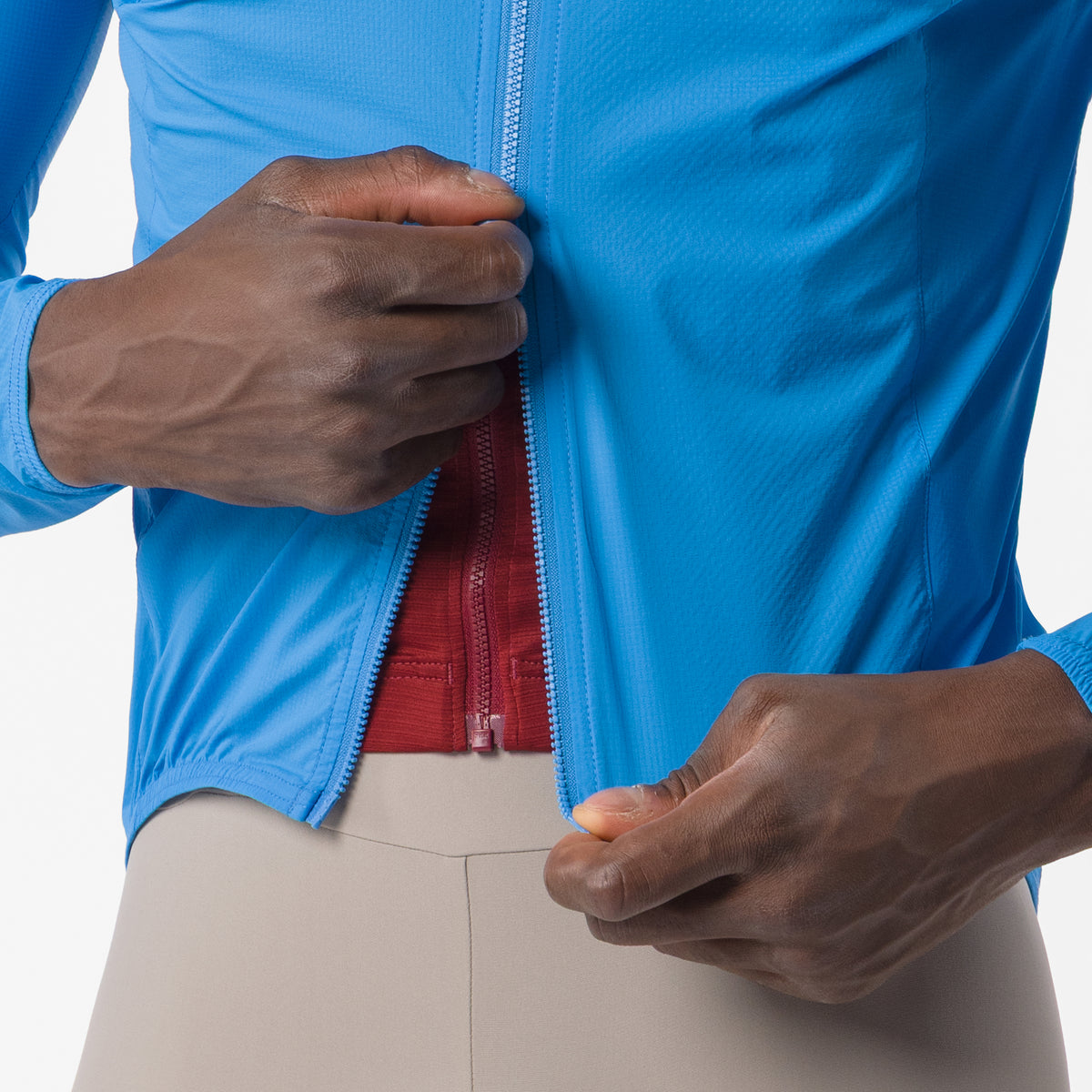 Modrá bunda CASTELLI Transition Air – detail obojsmerného zipsu