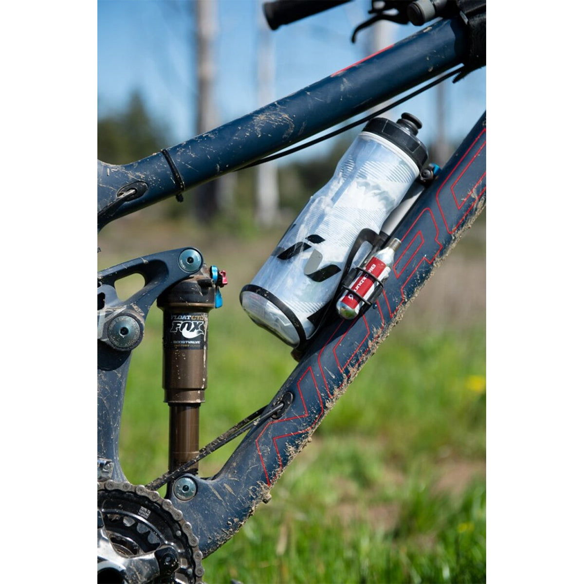 BLACKBURN CLUTCH Black Bottle Cage