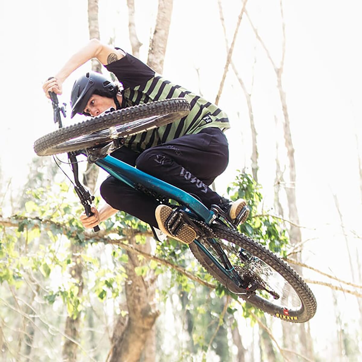 Helma na MTB GIRO TYRANT MIPS matná černá