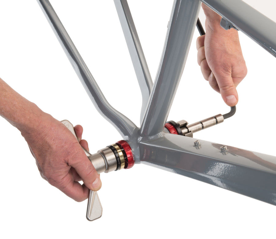 Park Tool BBP-AOS ved montering af et leje i en gevindadapter