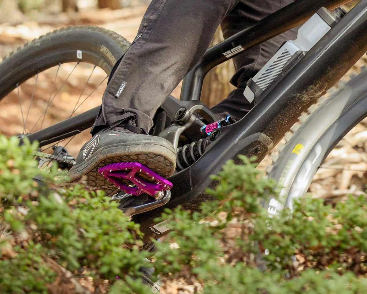 Plattåpedaler WOLF TOOTH RIPSAW Lila