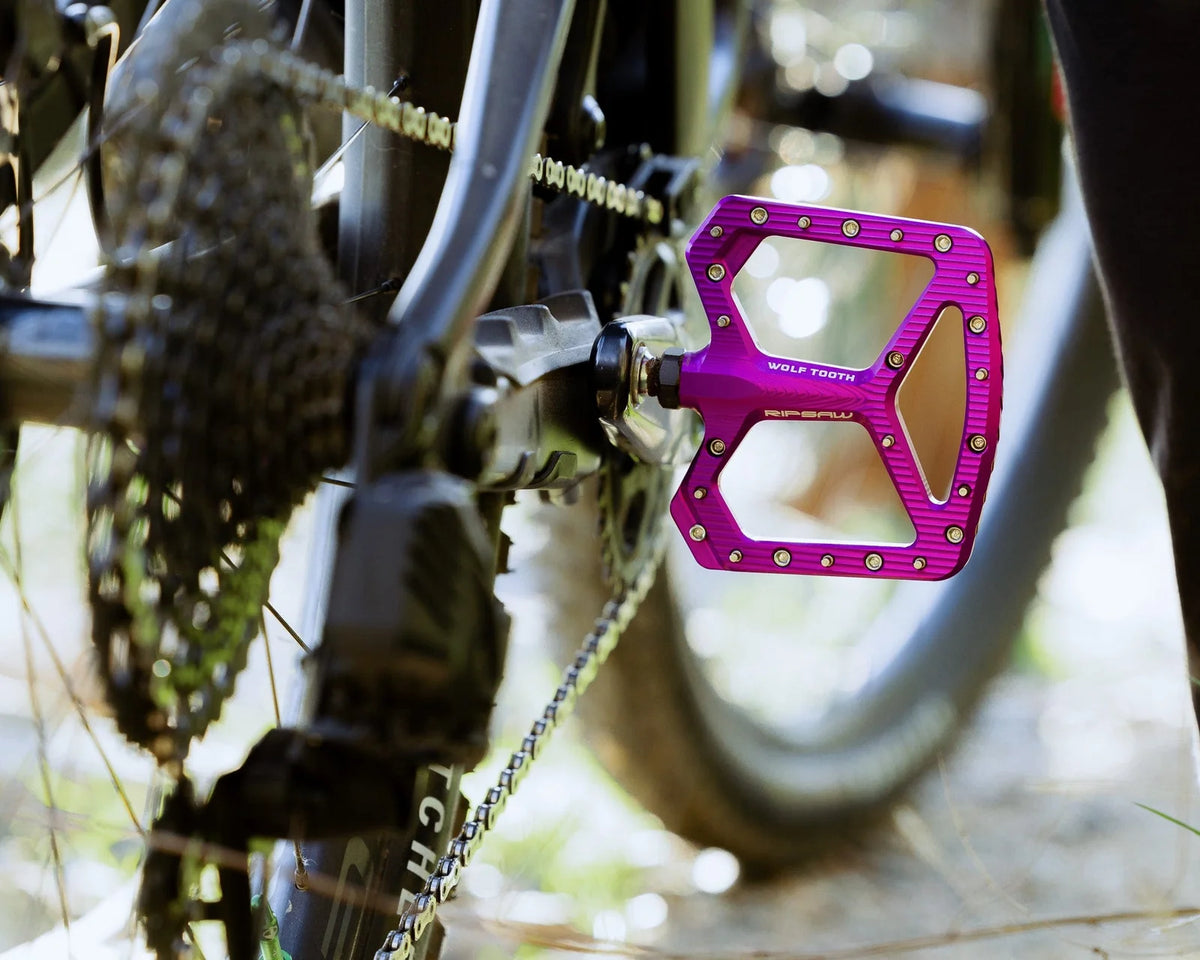 Plattåpedaler WOLF TOOTH RIPSAW Lila