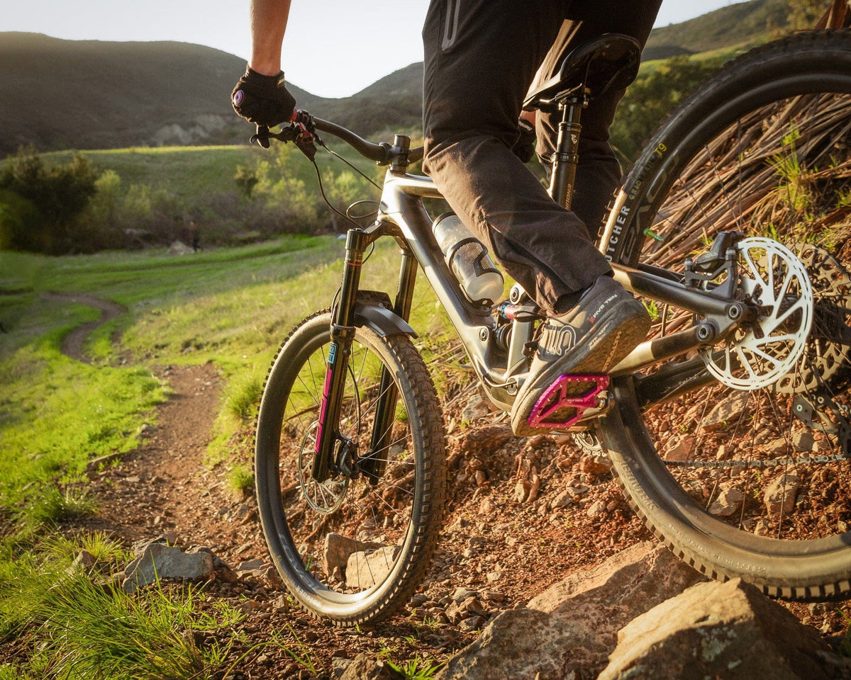 Plattåpedaler WOLF TOOTH RIPSAW Lila