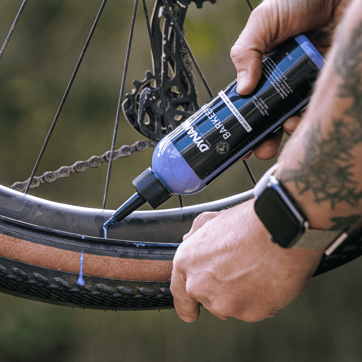 DYNAMIC BARKEEPER afdichtmiddel wordt in een tubeless band gegoten