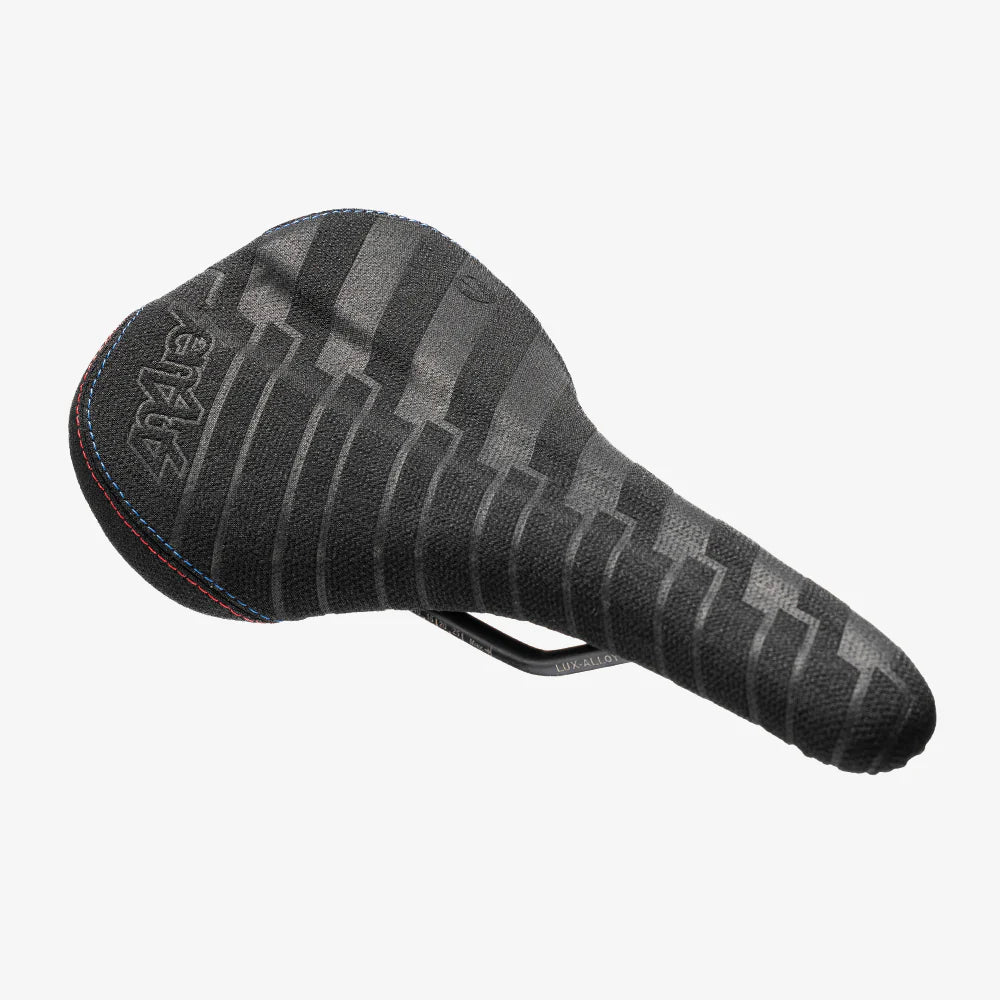 SDG BEL-AIR V3 SENSUS Kevlar -satula Lux-Alloy-kiskoilla, musta