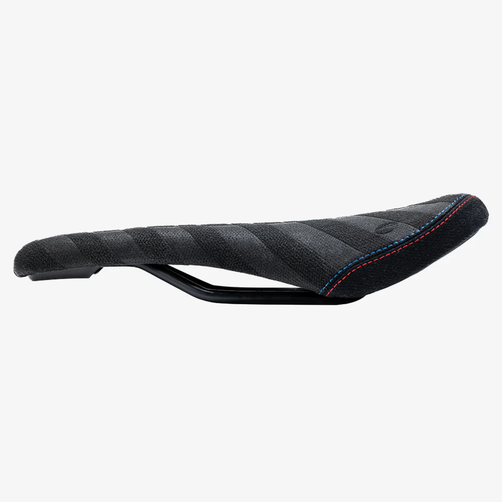 SDG BEL-AIR V3 SENSUS Kevlar -satula Lux-Alloy-kiskoilla, musta
