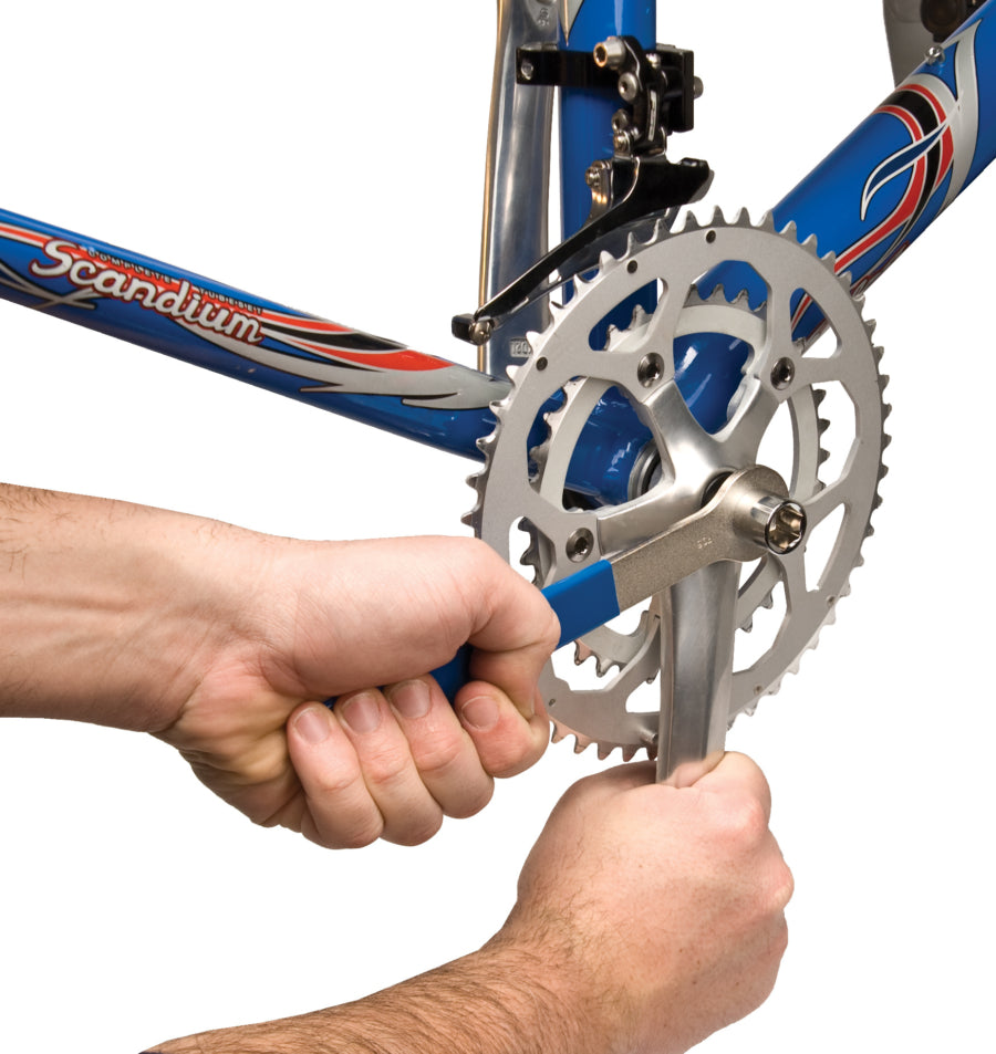 Park Tool CCW-5 egy 8 mm-es csavar meghúzása közben