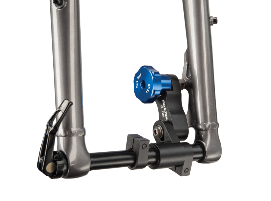 Park Tool DT-5.2 monteret til planfræsning af et IS Mount-beslag på en fatbike-forgaffel