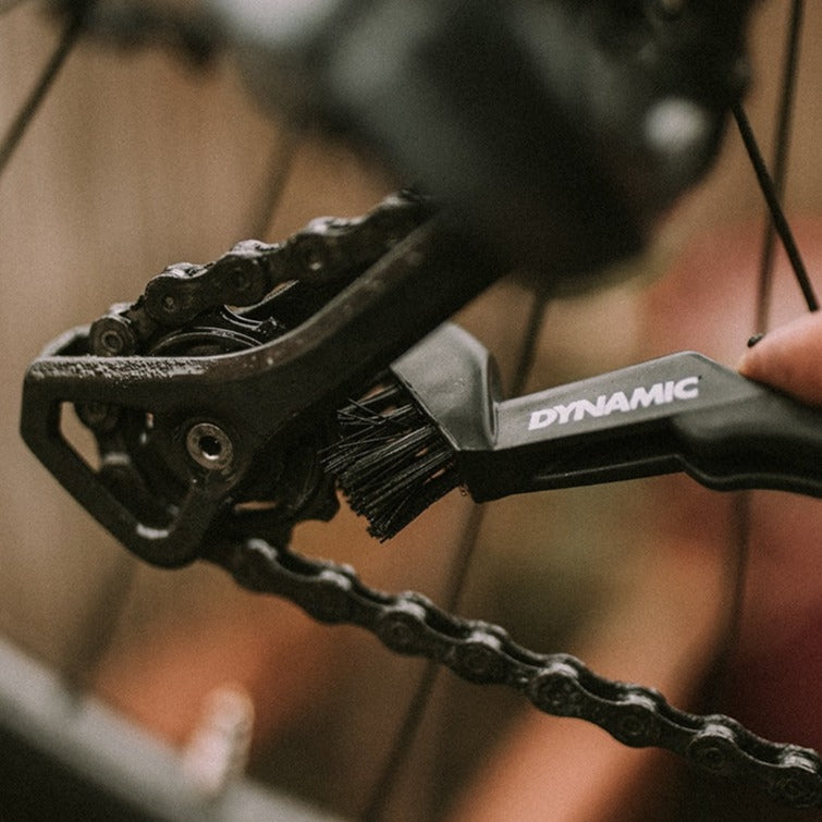 DYNAMIC DRIVETRAIN DETAILING BRUSH pri čistení kazety
