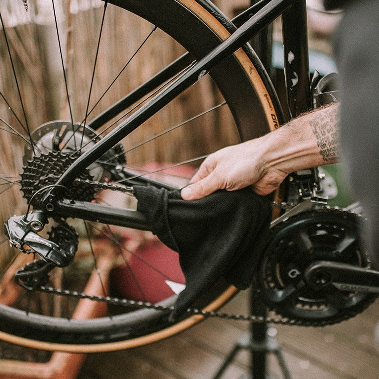 Polering af cyklen med DYNAMIC mikrofiberklud