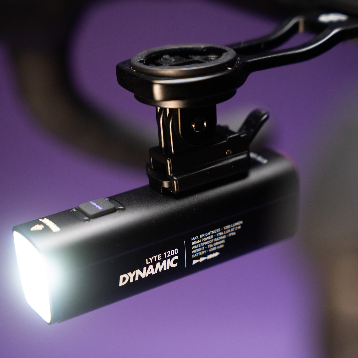 DYNAMIC LYTE 1200 monteret på et styr