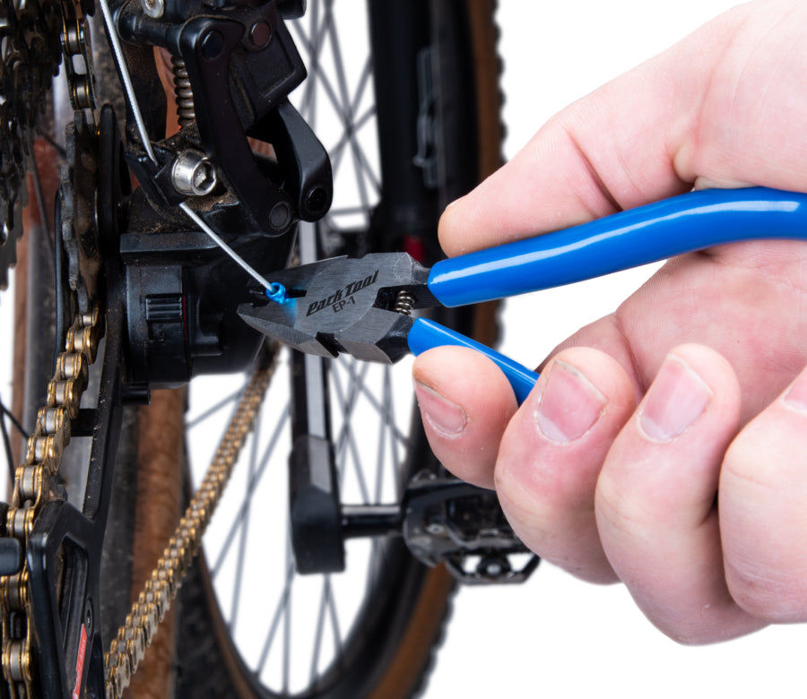 Park Tool EP-1 med stiskanjem končnika na menjalniku gorskega kolesa
