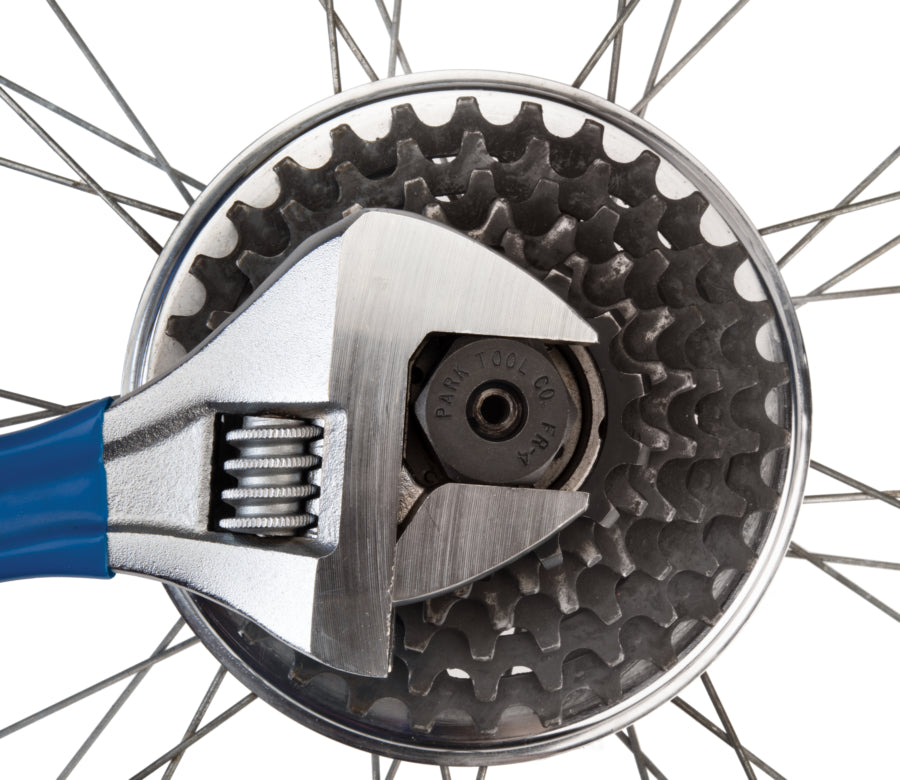 Park Tool FR-4 drejes med en skiftenøgle for at afmontere et friløb
