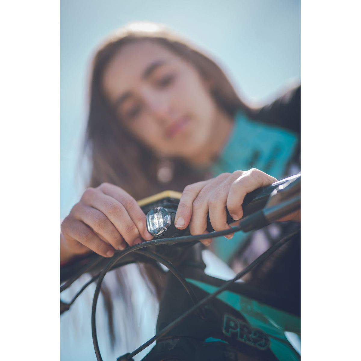 LEZYNE FEMTO USB C DRIVE -etuvalo ohjaustangossa