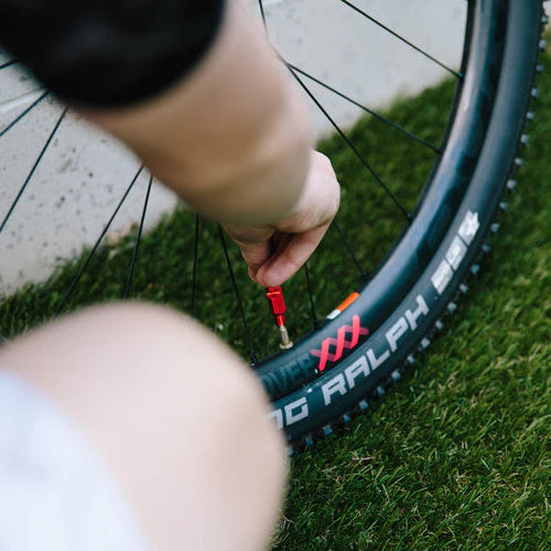 Sprøjte til tætningsvæske KOM CYCLING ventilkerneafjerner alu