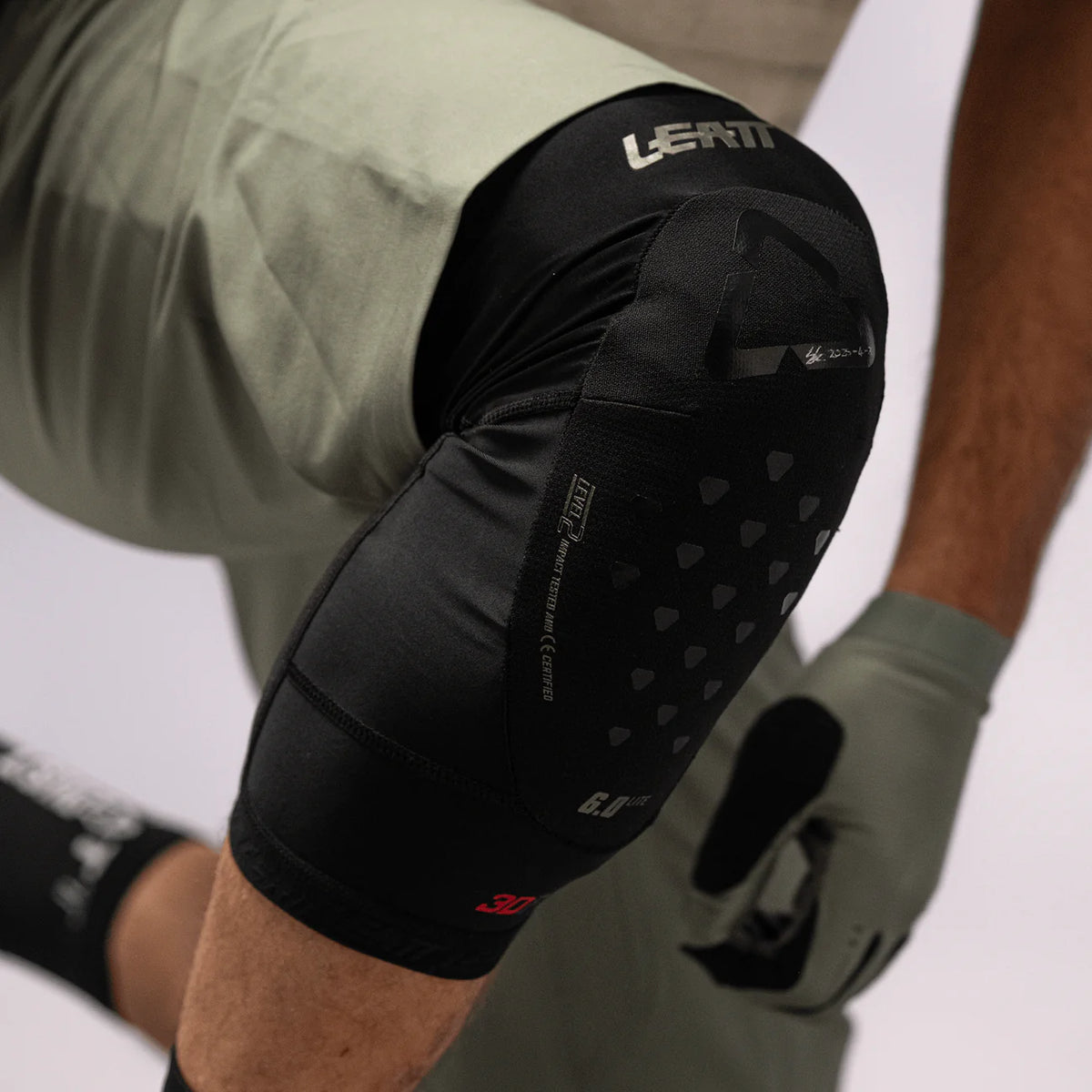 LEATT 6.0 EVO LITE Knee Guards Black