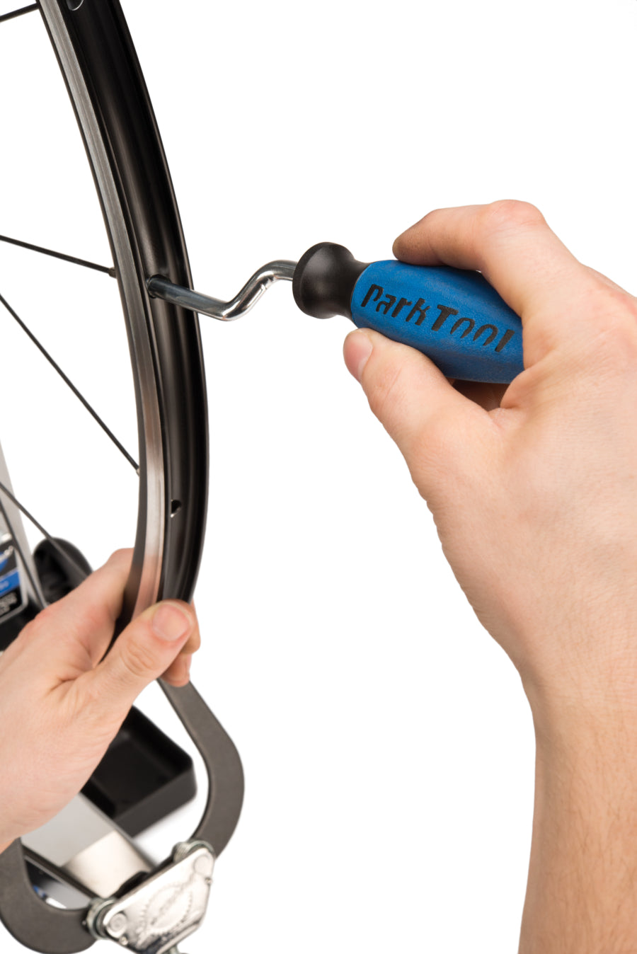 A Park Tool ND-1 küllőanyákat hajt be egy keréken