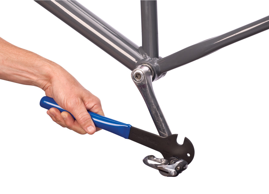 Klíč Park Tool PW-3 nasazený na pedálu