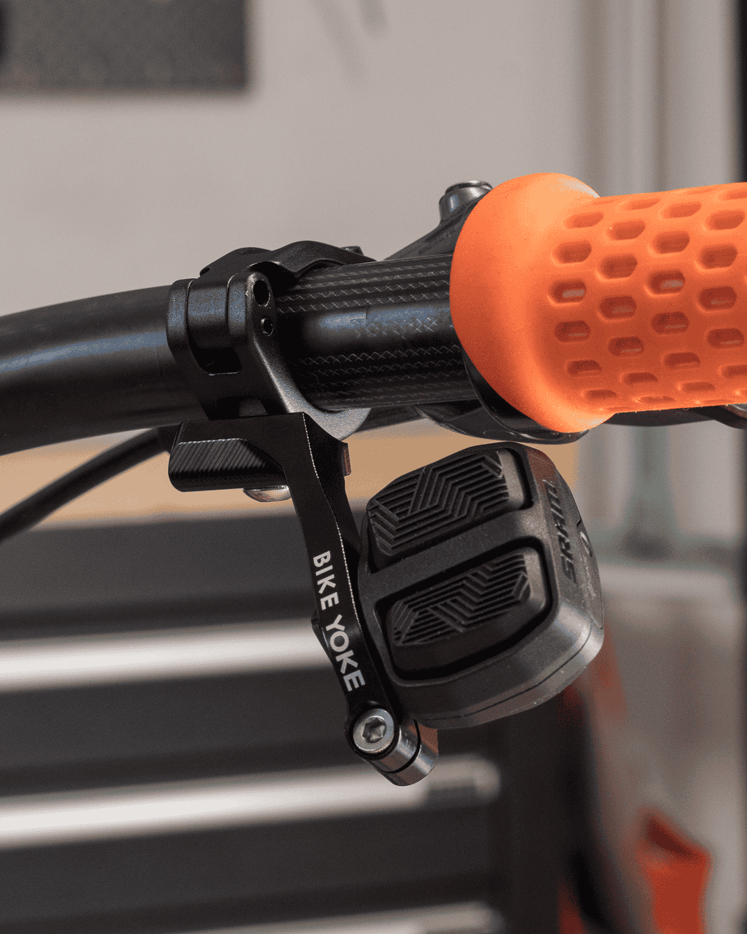 Objímka BIKEYOKE PODDY EV pro ovladač řazení SRAM AXS POD Pravá