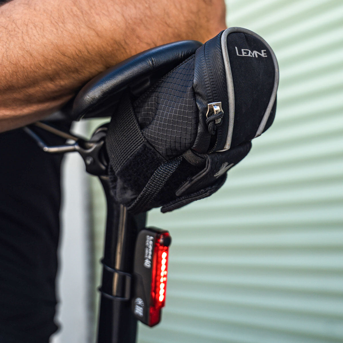 Borsetă de șa LEZYNE Micro Caddy neagră