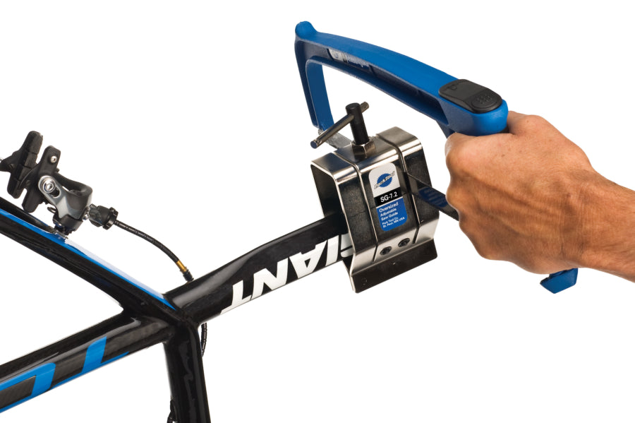 Park Tool SG-7.2 upevněný na aerodynamické sedlovce při řezání