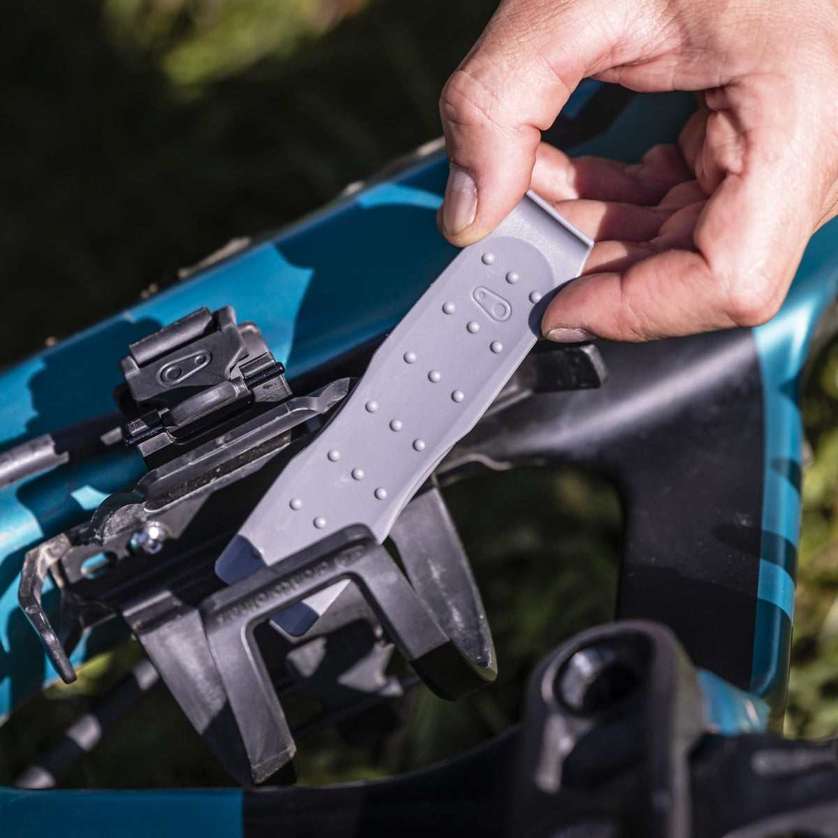 CRANKBROTHERS S.O.S TIRE LEVER + PLUG TOOL in use