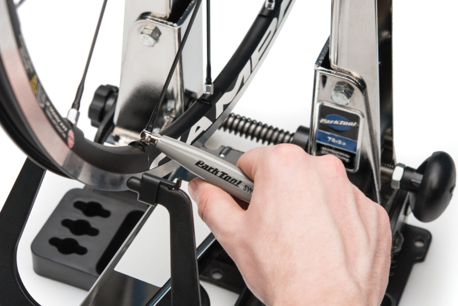 A Park Tool SW-11 egy 5,5 mm-es Campagnolo küllőanyára illesztve