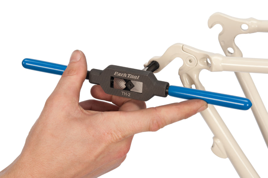 Park Tool TH-2 pokreće nareznicu TAP-10 na nosaču mjenjača