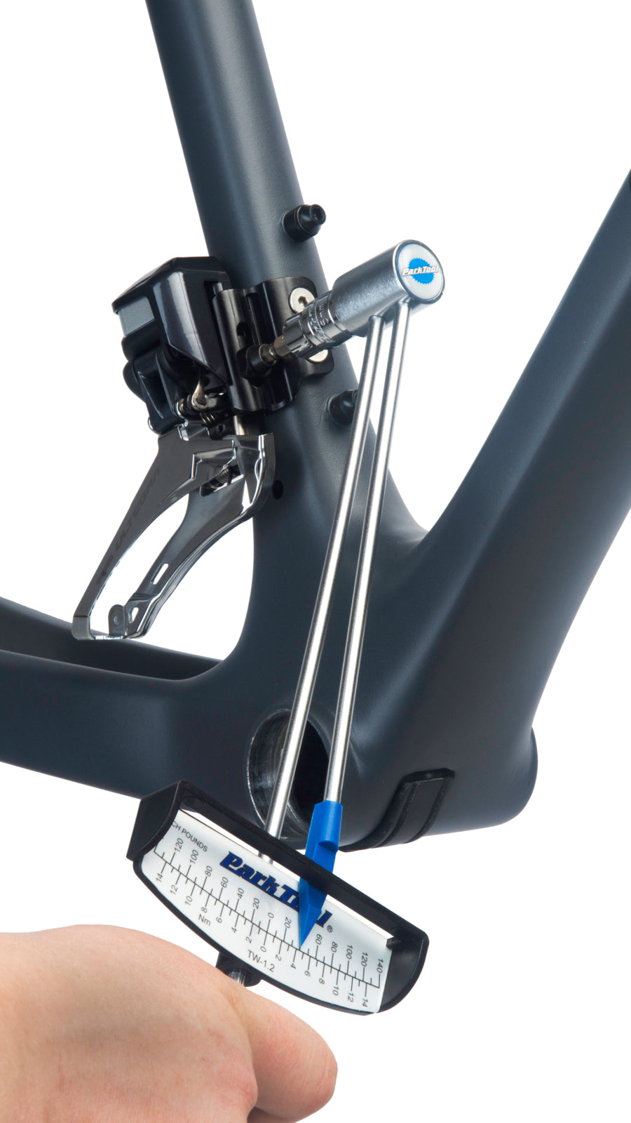 Uťahovanie skrutky predného prehadzovača kľúčom Park Tool TW-1.2