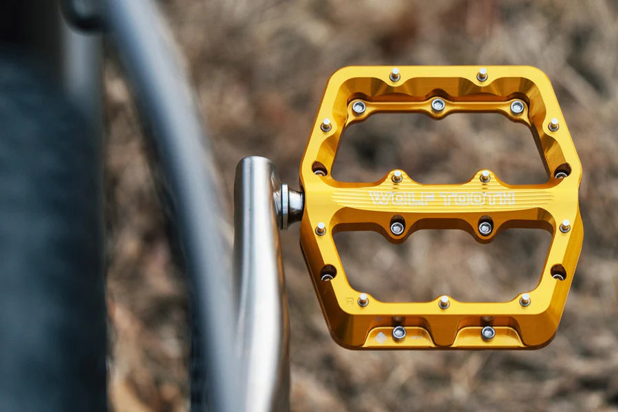 Flade Pedaler WOLF TOOTH WAVEFORM Small Guld