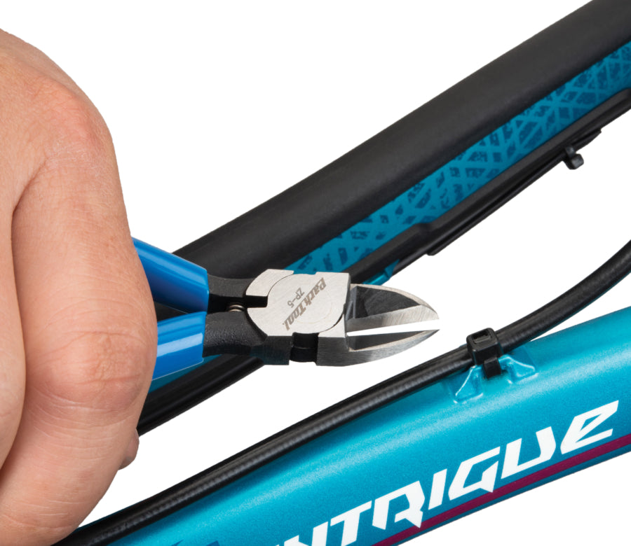 Park Tool ZP-5 tăind capătul unui colier de plastic