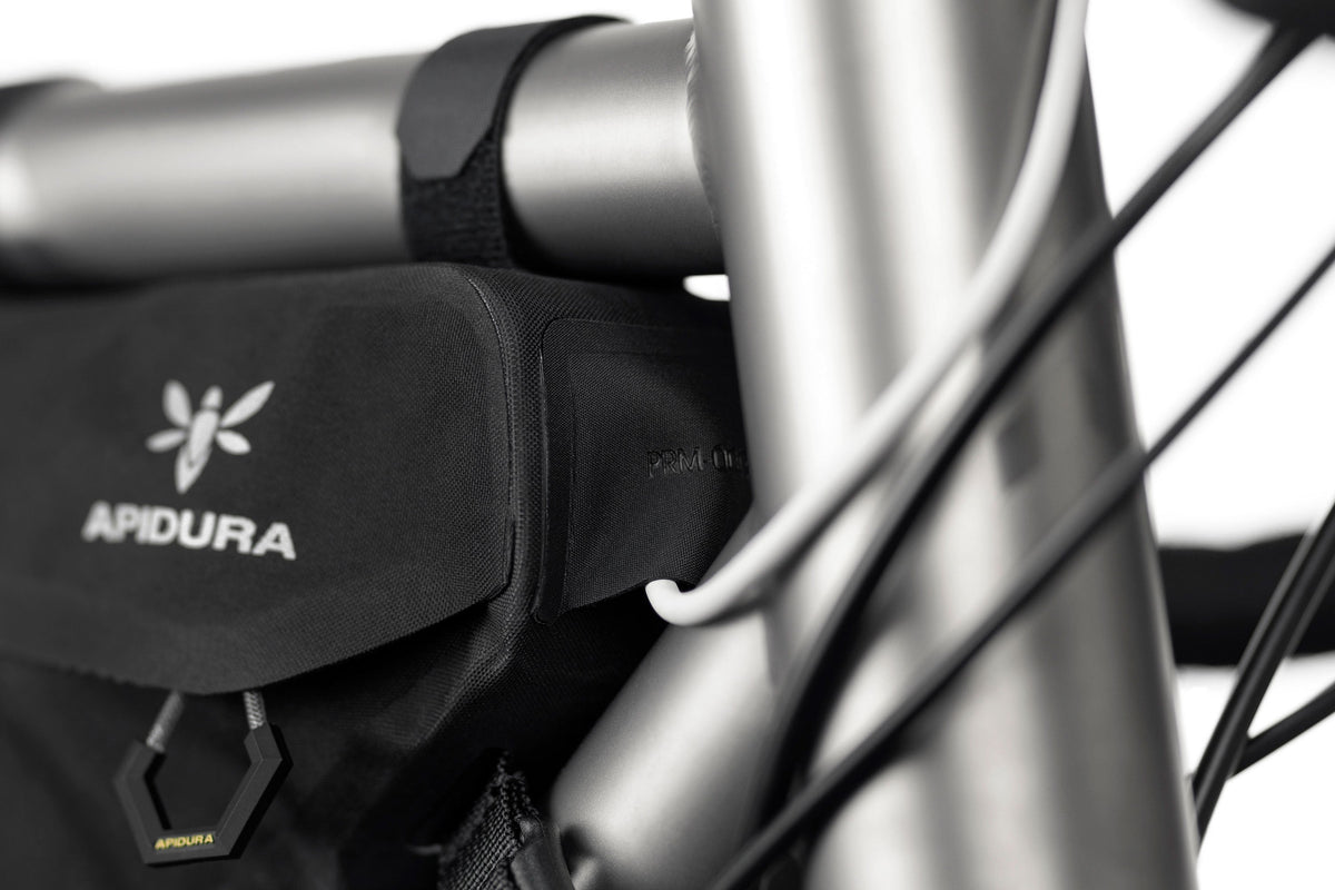 Rammetaske APIDURA RACING FRAME PACK 2.4 L Sort