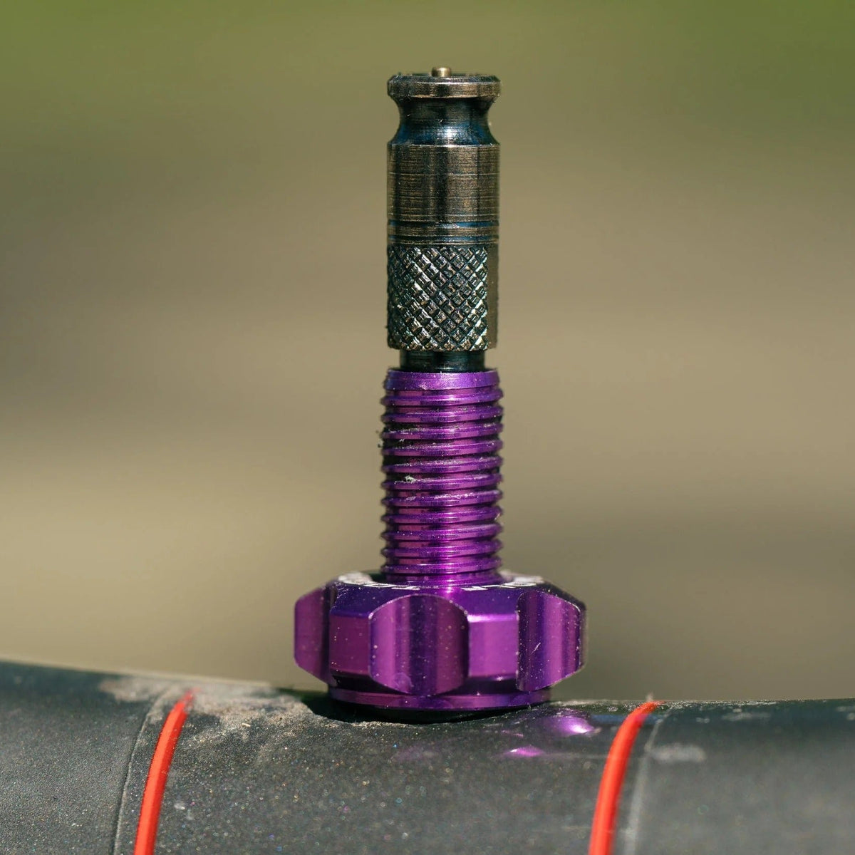 Sada 2 bezdušových ventilů WOLF TOOTH CLIK VALVE Ultraviolet Purple