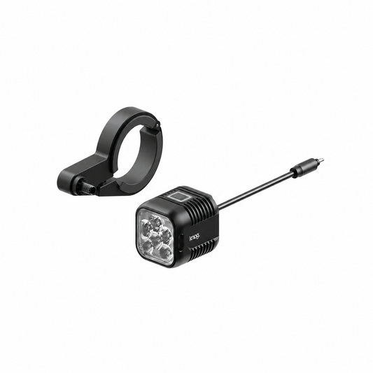 Lampă față KNOG BLINDER E 900 — produs pe fundal alb
