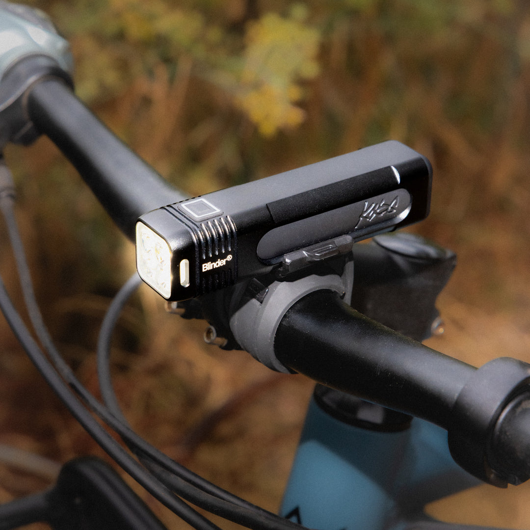 KNOG BLINDER PRO 700 forlygte — eksempel på montering på styret