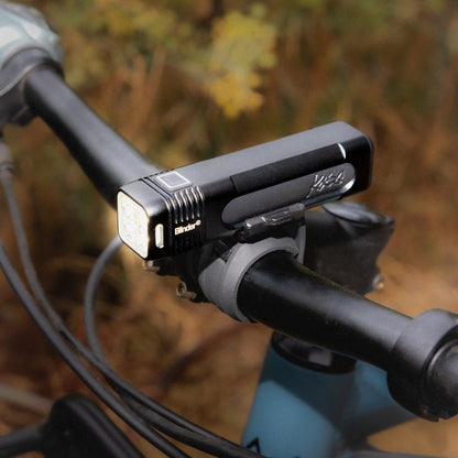 KNOG BLINDER PRO 700 forlygte — eksempel på montering på styret