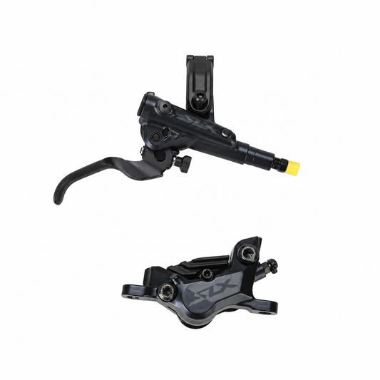 SHIMANO SLX-broms M7120 med 4 kolvar, J-Kit och ventilerade bromsbelägg — bromshandtag och bromsok mot vit bakgrund